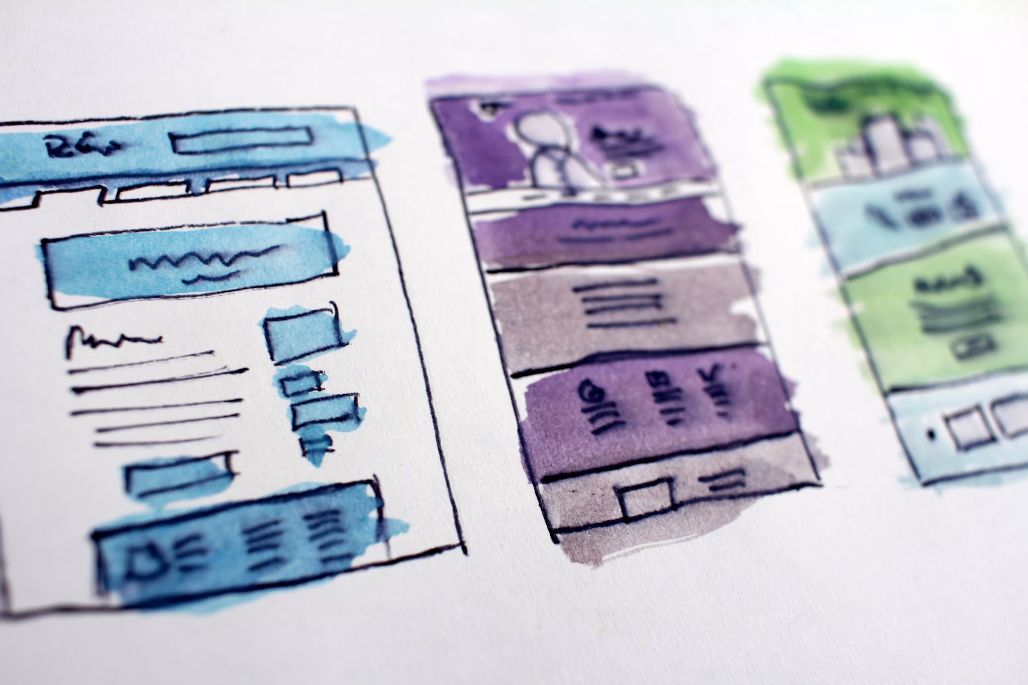 Tres bocetos de diseño de interfaces hechos a mano con marcadores, mostrando diferentes versiones de pantallas de usuario.